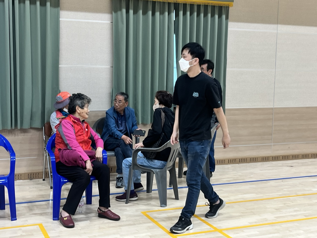 대구 북구에 위치한 동변중학교 대피소에는 인근 주민들이 산불을 피해 대피해있는 상태이다. 김정원 기자