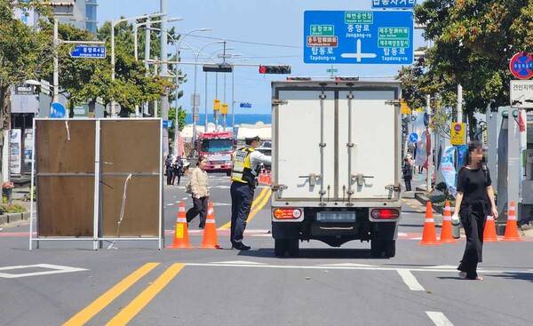지난 26일 제주시 탑동 일대에서 열린 차없는거리 행사장을 가로지르는 차량. ⓒ제주의소리