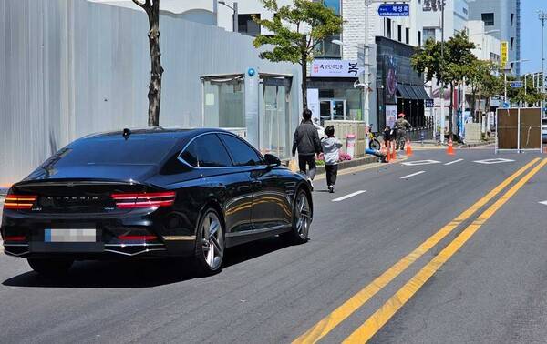 지난 26일 제주시 탑동 일대에서 열린 차없는거리 행사장을 가로지르는 차량. ⓒ제주의소리