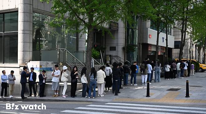 SK텔레콤이 28일 희망하는 가입자에 한해&nbsp;유심 무상 교체 지원을 시작하자 이른 시간부터 많은 시민들이 긴 줄을 서고 있다./사진=이명근 기자 qwe123@