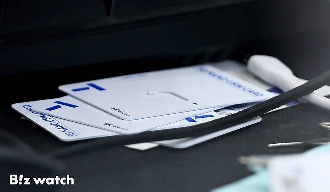 SK텔레콤이 28일 희망하는 가입자에 한해&nbsp;유심 무상 교체 지원을 시작하자 이른 시간부터 많은 시민들이 긴 줄을 서고 있다./사진=이명근 기자 qwe123@