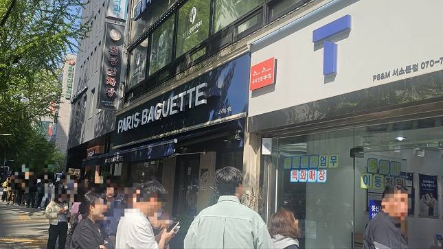 28일 오전 서울 중구 T월드 매장 앞에 가입자들이 줄을 서 기다리고 있다. /사진=비즈워치