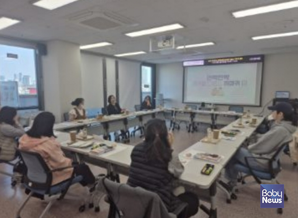 관악구육아종합지원센터는 지난 3일부터 24일까지 매주 목요일, 총 4회기에 걸쳐 부모자조모임 '반짝반짝 원석을 다듬는 까마귀 맘'을 운영하며, 까다로운 기질을 가진 자녀를 둔 부모들과 의미 있는 시간을 가졌다. ⓒ관악구육아종합지원센터