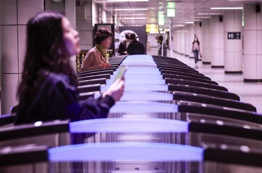 이달 서울 중구 시청역 개찰구에서 시민들이 지하철을 이용하고 있는 모습. (사진=뉴시스)