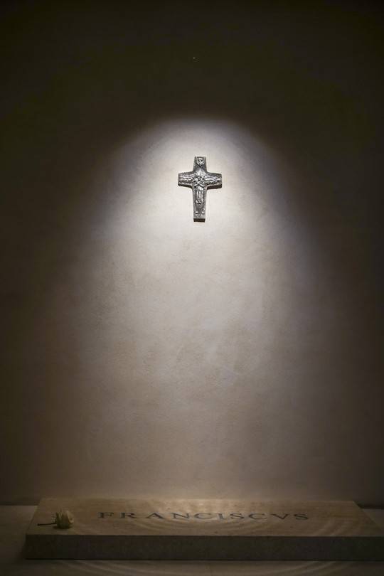 27일(현지 시간) 로마 산타 마리아 마조레 대성당(성모 대성전)에서 영면에 든 고(故) 프란치스코 교황의 '프란치스쿠스' 묘비 위에 백장미 한 송이가 놓여 있다. (사진/뉴시스)