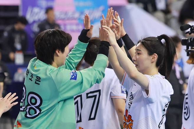 27일 서울 송파구 올림픽공원 핸드볼경기장에서 열린 신한 SOL페이 2024-2025 핸드볼 H리그 여자부 챔피언결정전 2차전 삼척시청과 SK 슈가글라더즈 경기. SK가 24-22로 승리하며 우승을 차지한 뒤 SK 박조은과 강경민이 하이파이브하고 있다.사진=연합뉴스