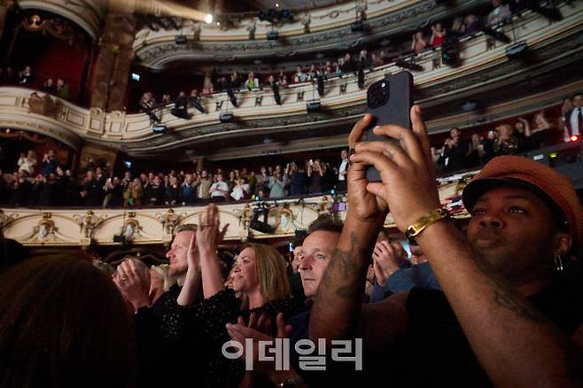 뮤지컬 ‘위대한 개츠비’ 영국 웨스트엔드 공연의 커튼콜 객석(사진=오디컴퍼니)