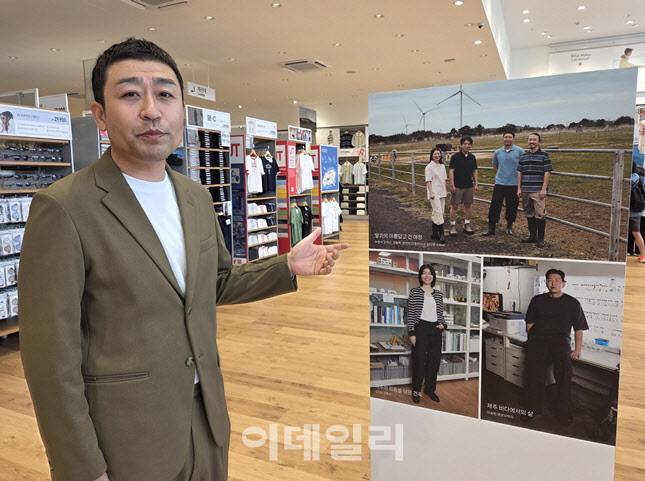 노현종 유니클로 경영관리본부 본부장이 서귀포점에서 매장 내 ‘라이프 인 제주’ 콘텐츠를 소개하고 있다. (사진=한전진 기자)