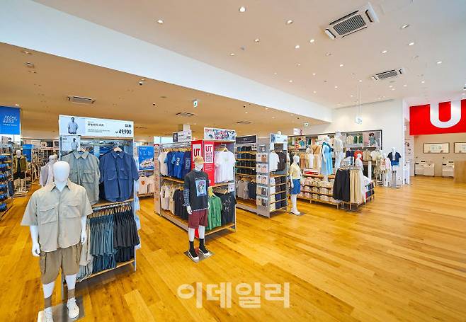 유니클로의 다양한 일상복 라인업을 만나볼 수 있는 제주 도남점과 서귀포점 (사진=한전진 기자)