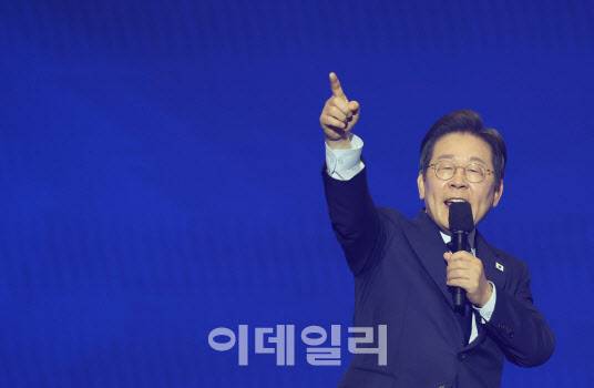 이재명 더불어민주당 대선 후보가 27일 경기도 고양 킨텍스에서 열린 수도권 순회경선에서 경선 승리를 확정한 후 수락연설을 하고 있다. (사진=노진환 기자)