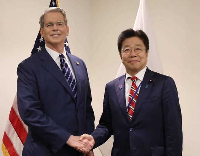가토 가쓰노부 일본 재무상과 스콧 베센트 미국 재무장관이 24일 워싱턴D.C.에 만나 악수를 나누고 있다. (사진=일본 재무성)