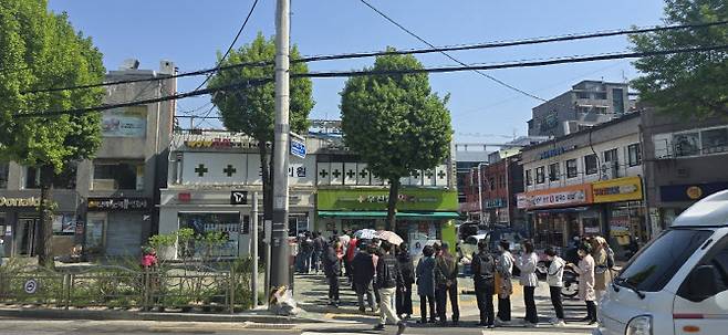서울 동대문구 전농동 T월드 매장앞에 유심교체 대기 줄이 길게 늘어 선 모습(사진=독자제공)