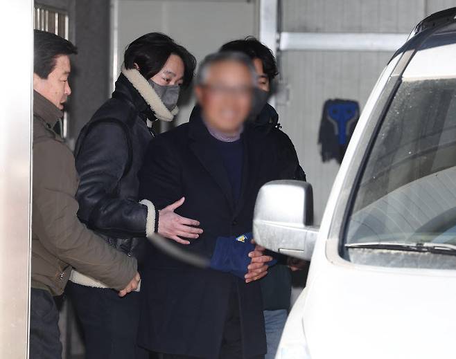 서울서부지법에서 벌어진 폭력 집단난동 사태에 가담한 사랑제일교회 특임전도사 윤모씨가 지난 2월 5일 오후 서부지법에서 열리는 구속 전 피의자 심문(영장실질심사) 출석을 위해 서울 마포경찰서를 나서고 있다. 연합