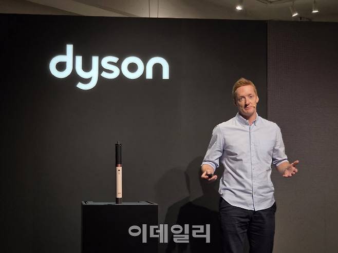윌 커 다이슨 뷰티 제품개발 총괄이 28일 서울 성동구 성수동 복합문화공간 ‘XYZ서울’에서 열린 신기술 소개 행사에서 신제품 ‘에어랩 코안다2x™(투엑스) 멀티 스타일러 앤 드라이어’를 소개하고 있다.(사진=조민정 기자)