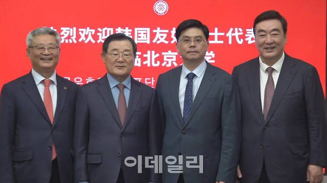 한국국제문화교류원 방중 대표단이 22일 중국 베이징 대학교를 찾아 한중 간의 현재와 미래에 대한 세미나를 열었다. 왼쪽부터 송기출 한국국제문화교류원장, 이병기 전 청와대 비서실장, 팡팡 중국 베이징대학교 부총장, 싱하이밍 전 주한중국대사.(사진=이데일리)