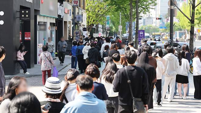 가입자 유심(USIM) 정보를 탈취당한 SK텔레콤이 유심 무료교체 서비스를 시작한 28일 경기도 수원시 한 SK텔레콤 PS&M 직영점에서 시민들이 유심 교체를 위해 줄을 서 차례를 기다리고 있다. (사진=연합뉴스)