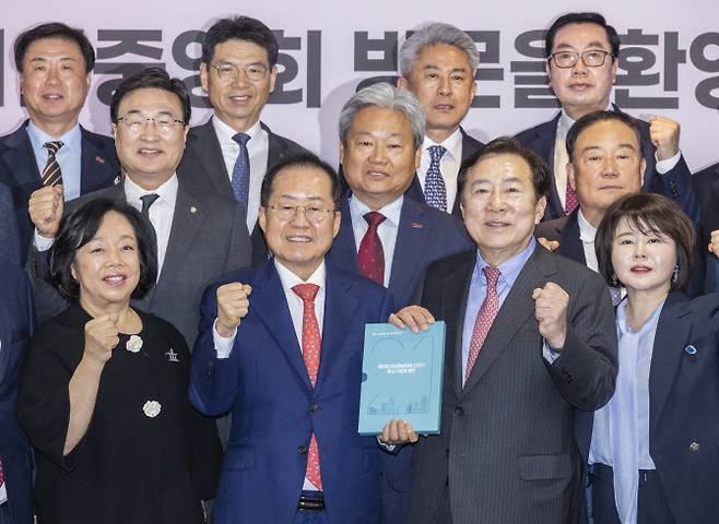 홍준표 국민의힘 대선 후보가 28일 서울 여의도 중소기업중앙회를 방문해 중소기업들의 건의 사항이 담긴 제언서를 김기문 중기중앙회 회장에게 받은 뒤 구호를 외치고 있다. (사진=연합뉴스)