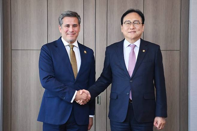 정인교(오른쪽) 산업통상자원부 통상교섭본부장이 28일 서울 소공동 롯데호텔에서 마누엘 토바르(Manuel Tovar) 코스타리카 대외무역부 장관과 면담에 앞서 악수하고 있다. (사진=산업부)