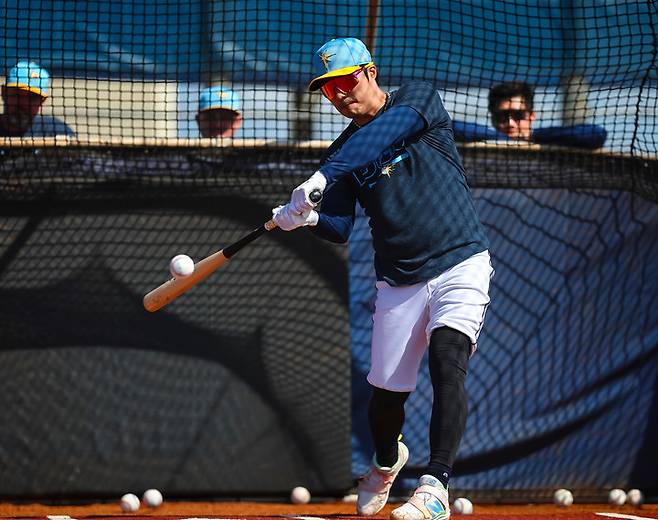 (탬파베이로 이적한 유격수 김하성이 스프링캠프에서 타격훈련을 하고 있다)