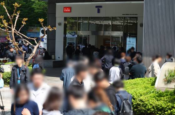 가입자 유심(USIM) 정보를 탈취당한 SK텔레콤이 유심 무료교체 서비스를 시작한 28일 서울 시내 한 SKT 대리점에서 시민들이 유심 교체를 위해 줄을 서 차례를 기다리고 있다. 〈사진=연합뉴스〉