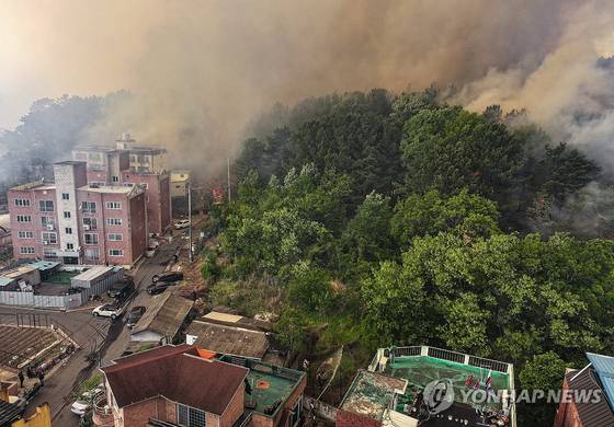 28일 오후 2시 1분쯤 대구 북구 노곡동 함지산에서 발생한 산불이 인근인 조야동 민가까지 확산하고 있다. 〈사진=연합뉴스〉