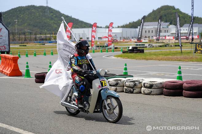 우승 세리머니를 펼치는 김종훈 선수