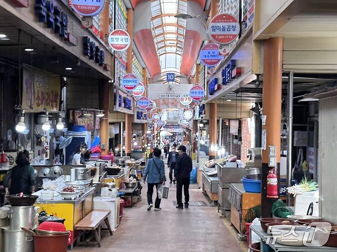 지난 25일 울산 남구 신정시장에 시민들이 지나다니고 있다. 2025.4.25./뉴스1 김세은 기자