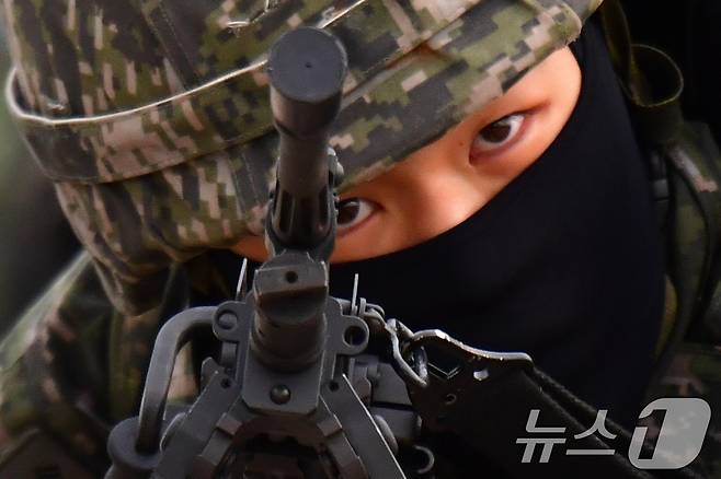 28일 오전 경북 포항시 송라면 독석리 해안에서 실시된 2025 전반기 합동상륙훈련에서 해병대1사단 대원들이 훈련을 하고 있다.2025.4.28/뉴스1 ⓒ News1 최창호 기자