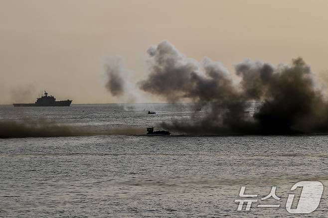 지난 26일 해군 해병대 합동상륙훈련 예행연습 간 참가 중인 상륙돌격장갑차(KAAV)가 해상돌격을 실시하고 있다. (해병대사령부 제공, 재판매 및 DB금지) 2025.4.28/뉴스1