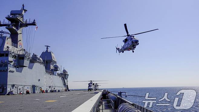 지난 26일 해군 해병대 합동상륙훈련 예행연습 간 참가 중인 상륙기동헬기 마린온(MUH-1)이 대형수송함 마라도함(LPH)에서 공중돌격을 위해 이착함 훈련을 하고 있다. (해병대사령부 제공, 재판매 및 DB금지) 2025.4.28/뉴스1