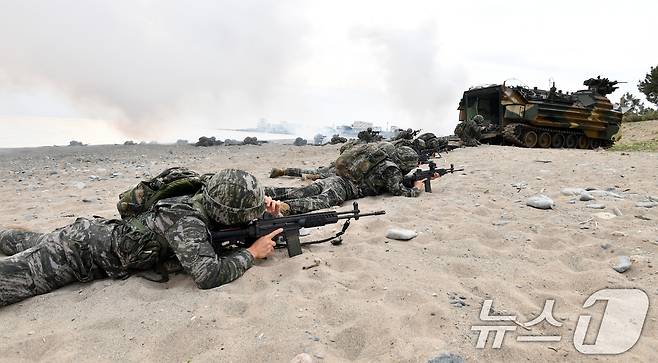 28일 오전 경북 포항시 송라면 독석리 해안에서 실시된 2025 전반기 합동상륙훈련에서 한국형상륙돌격장갑차(KAAV)로 해안에 상륙한 해병대1사단 대원들이 두보를 확보하고 있다. 2025.4.28/뉴스1 ⓒ News1 최창호 기자