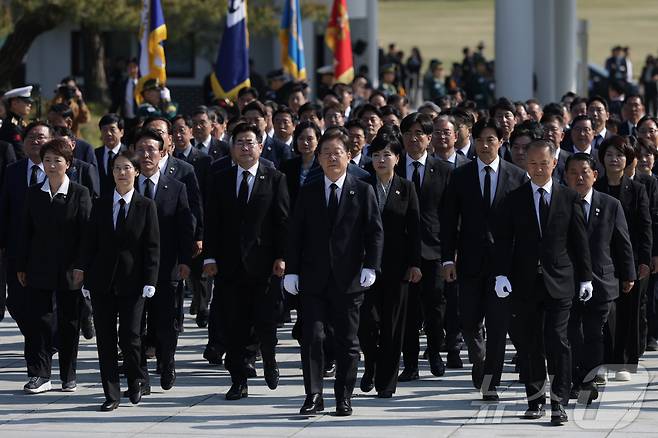더불어민주당 이재명 대선 후보가 28일 오전 서울 동작구 국립서울현충원에서 당 지도부와 함께 참배하기 위해 현충탑으로 이동하고 있다. (공동취재) 2025.4.28/뉴스1 ⓒ News1 이재명 기자