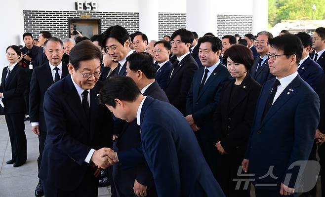 이재명 더불어민주당 대통령선거 후보가 28일 오전 서울 동작구 국립서울현충원에서 현충탑 참배에 앞서 동료 의원들과 악수하고 있다. (공동취재) 2025.4.28/뉴스1 ⓒ News1 이재명 기자