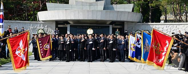 이재명 더불어민주당 대통령선거 후보가 28일 오전 서울 동작구 국립서울현충원에서 현충탑 참배를 마친 후 국기에 경례하고 있다. 2025.4.28/뉴스1 ⓒ News1 이재명 기자