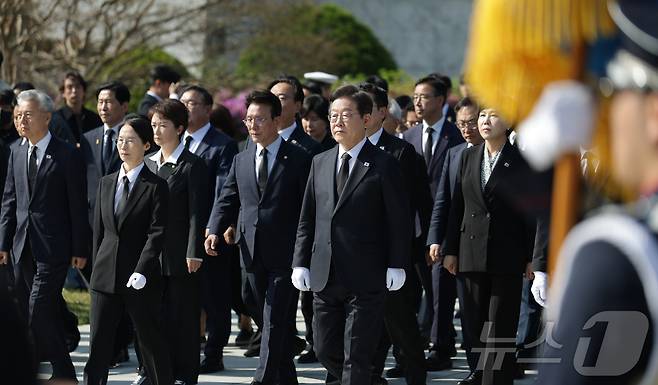 이재명 더불어민주당 대선 후보가 28일 오전 서울 동작구 국립서울현충원에서 당 지도부와 함께 참배를 마친 뒤 현충탑을 나서고 있다. (공동취재) 2025.4.28/뉴스1 ⓒ News1 이재명 기자