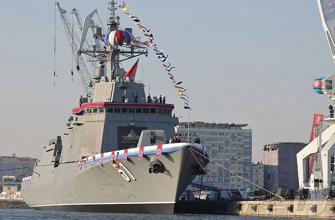 북한 노동당 기관지 노동신문은 26일 "김정은 동지를 모시고 새로 건조한 구축함 진수 기념식이 조선혁명의 첫무장력의 창건일인 뜻깊은 지난 25일 남포조선소에서 성대히 진행됐다＂라고 보도했다. 신형 구축함은 5000톤(t)급으로, 북한은 이를 '최현급'으로 등급 분류했다. [국내에서만 사용가능. 재배포 금지. DB 금지. For Use Only in the Republic of Korea. Redistribution Prohibited] rodongphoto@news1.kr