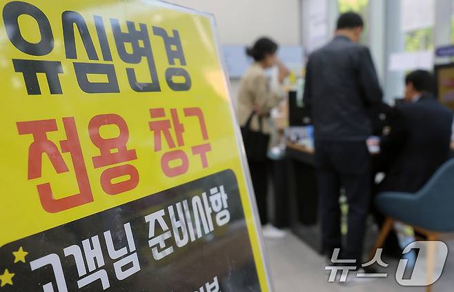 해킹 공격으로 가입자 유심 정보가 탈취된 SK텔레콤이 가입자 유심 무상 교체를 시작한 28일 오전 서울 종로구 T월드 본사 직영 매장을 찾은 고객들이 순서에 따라 유심 교체를 받고 있다.  2025.4.28/뉴스1 ⓒ News1 박정호 기자