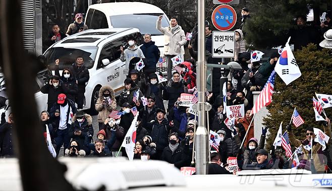 내란 우두머리 혐의로 체포된 윤석열 대통령의 구속 전 피의자 심문(영장실질심사)이 열린 18일 서울 마포구 서울서부지방법원 앞에서 윤 대통령 지지자들이 규탄 집회를 하고 있다.(공동취재) 2025.1.18/뉴스1 ⓒ News1 민경석 기자