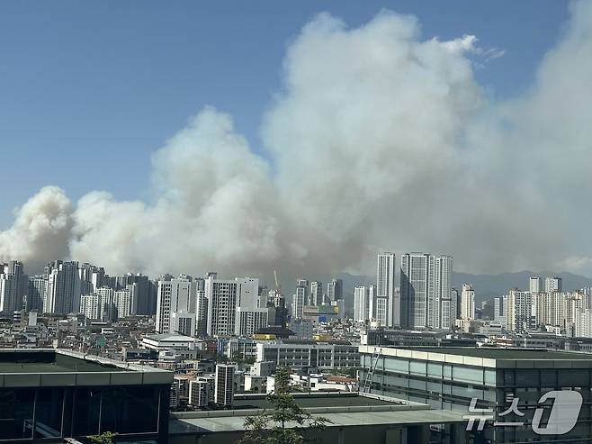(대구=뉴스1) 남승렬 기자 = 28일 오후 2시 1분쯤 대구 북구 노곡동 함지산에 불이 나 다량의 연기가 도심 곳곳에서 목격되고 있다. 사진은 남구 영남대병원 인근에서 목격된 연기. 2025.4.28/뉴스1 공정식 기자
