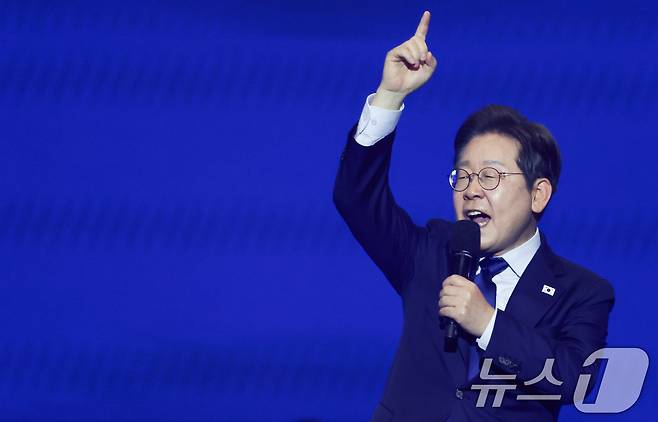 이재명 더불어민주당 대통령 후보가 27일 경기 고양시 킨텍스에서 열린 수도권·강원·제주 합동연설회에 참석해 최종 후보로 선출된 뒤 수락 연설을 하고 있다. 2025.4.27/뉴스1 ⓒ News1 안은나 기자