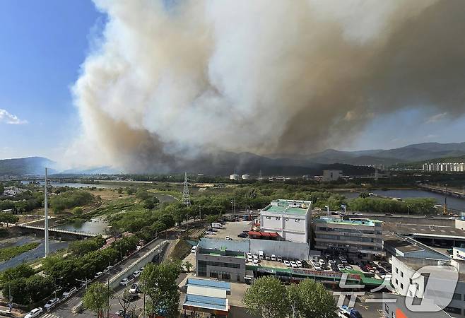 28일 오후 2시 1분쯤 대구 북구 노곡동 함지산에서 불이 나 연기가 치솟고 있다. 2025.4.28/뉴스1 ⓒ News1 공정식 기자