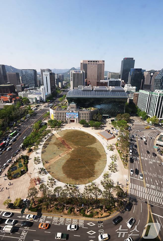 28일 시민들에게 공개된 서울 중구 서울광장의 모습. 2025.4.28/뉴스1 ⓒ News1 장수영 기자