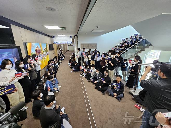 28일 '강원대-강릉원주대 통폐합 수정안'에 대한 심의가 열리는 강원대 춘천캠퍼스 대학본부 3층 교무회의실 앞에 교직원들이 통폐합 수정안에 반대하는 피켓 시위를 하고 있다. 2025.4.28/뉴스1 ⓒ News1 한귀섭 기자