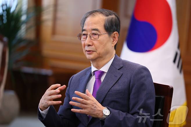 한덕수 대통령 권한대행 국무총리가 지난 22일 서울 종로구 정부서울청사에서 영국 언론사 '더 이코노미스트'와 인터뷰를 하고 있다. (총리실 제공. 재판매 및 DB 금지) 2025.4.28/뉴스1