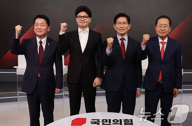 26일 서울 중구 매경미디어센터에서 열린 국민의힘 대통령 선거 제2차 경선 후보자 토론회에서 후보들이 토론에 앞서 기념 촬영을 하고 있다. 왼쪽부터 안철수, 한동훈, 김문수, 홍준표 후보. 2025.4.26/뉴스1 ⓒ News1 국회사진취재단