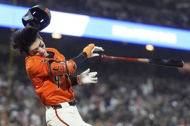 샌프란시스코 이정후가 26일(한국시간) 미국 캘리포니아주 샌프란시스코 오라클 파크에서 열린 2025 메이저리그(ML) 텍사스전에서 9회말 상대 로버트 가르시아가 얼굴 쪽으로 던진 공을 피하고 있다. 이때 공이 배트에 맞았으나 심판은 스트라이크를 선언했다. 그대로 삼진을 당하고 말았다. 사진 | 샌프란시스코=AP연합뉴스