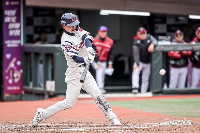 전민재가 23일 서울 잠실구장에서 열린 2025 KBO리그 LG전서 2안타를 기록했다. 사진  롯데 자이언츠