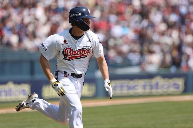 두산 오명진이 26일 서울 잠실구장에서 열린 2025 KBO리그 정규시즌 롯데전서 안타를 치고 출루하고 있다. 사진 | 두산 베어스