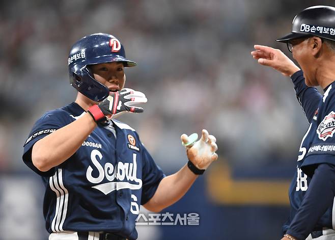 두산 오명진이 23일 고척스카이돔에서 열린 2025 KBO리그 키움과 경기 5회초 2사 1,3루 상황에서 키움 투수 원종현을 상대로 2타점 3루타를 친 뒤 세리머니를 하고 있다. 고척 | 박진업 기자 upandup@sportsseoul.com