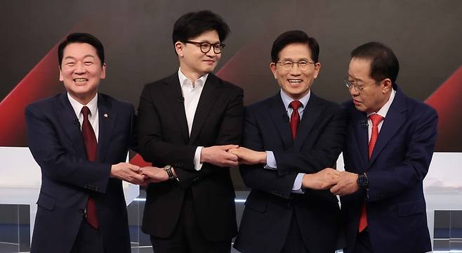 26일 서울 중구 매경미디어센터에서 열린 국민의힘 대통령 선거 제2차 경선 후보자 토론회에서 경선 후보들이 토론에 앞서 기념 촬영을 하고 있다. 왼쪽부터 안철수, 한동훈, 김문수, 홍준표 경선 후보. 2025.4.26 [국회사진기자단]